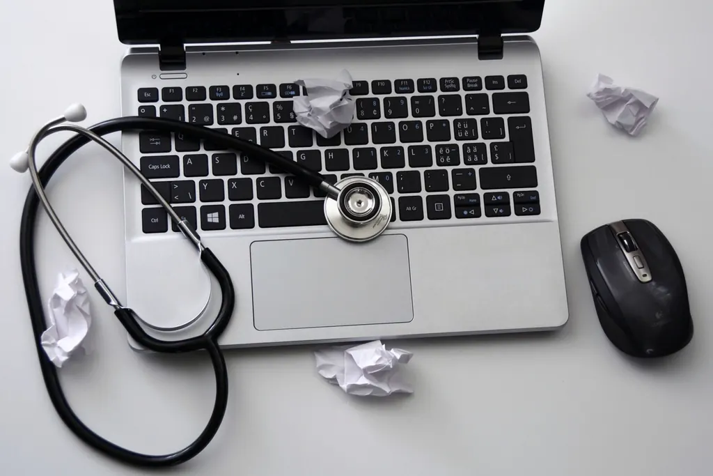 Portátil con un estetoscopio sobre el teclado