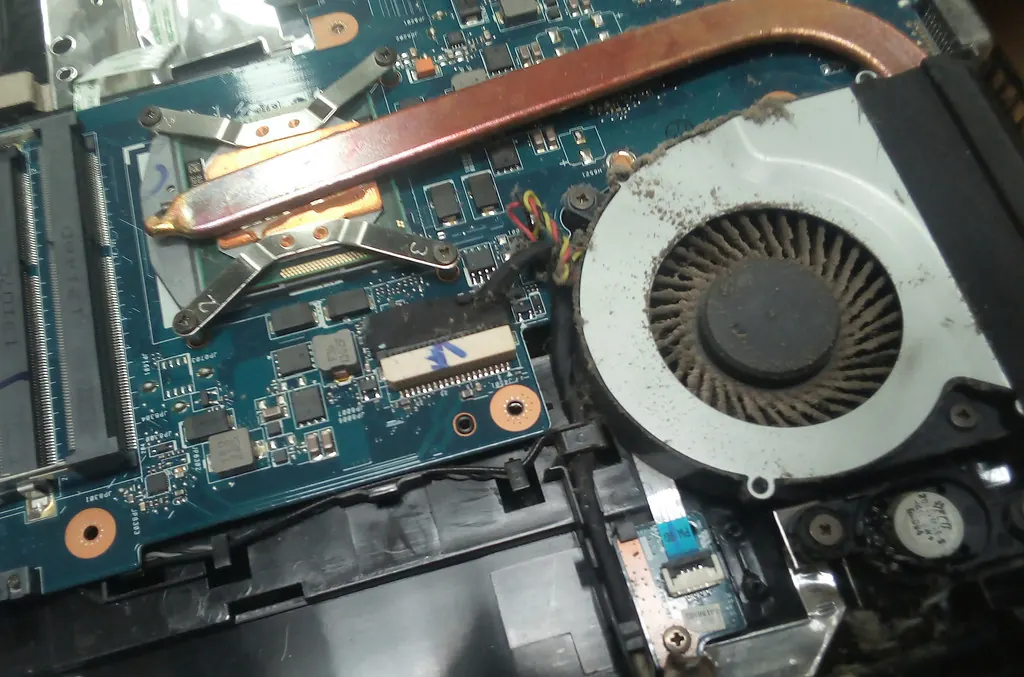 Ventilador y disipador de un portátil abierto