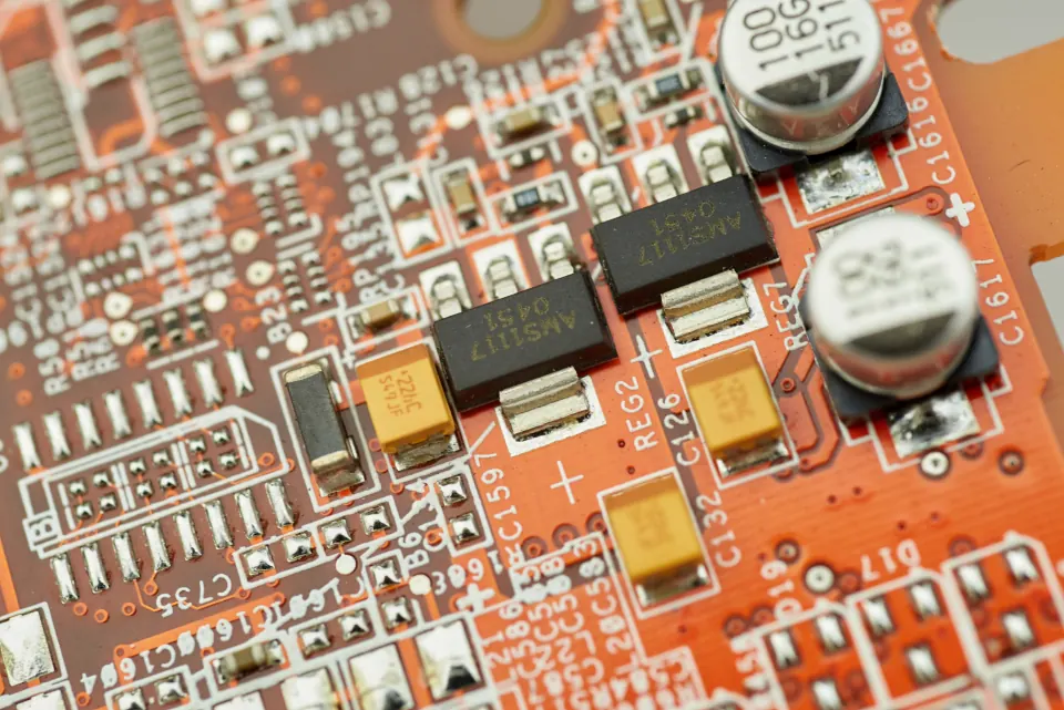 Condensadores y componentes de una placa base