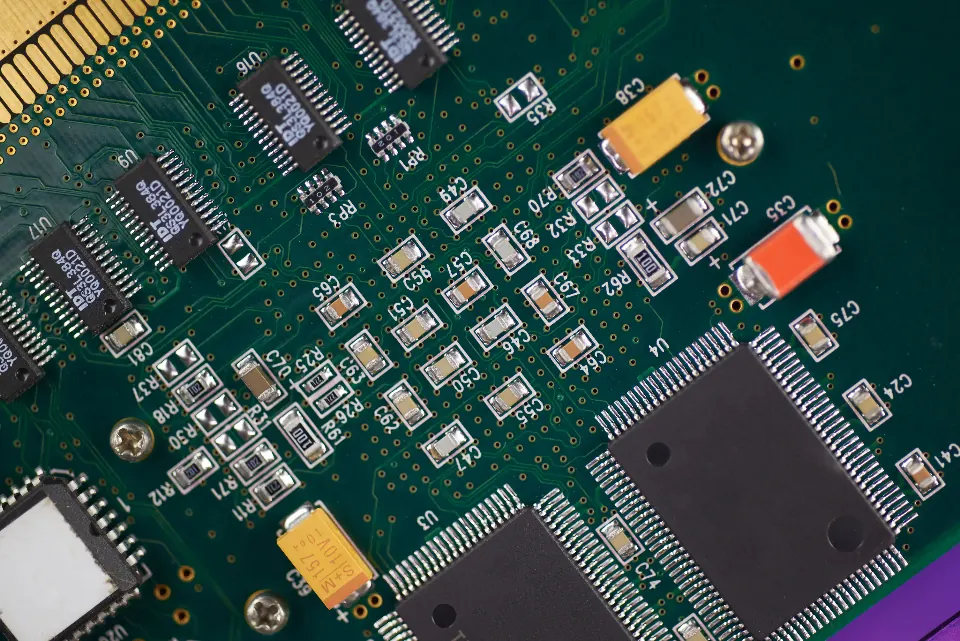 Primer plano de componentes SMD en una placa electrónica